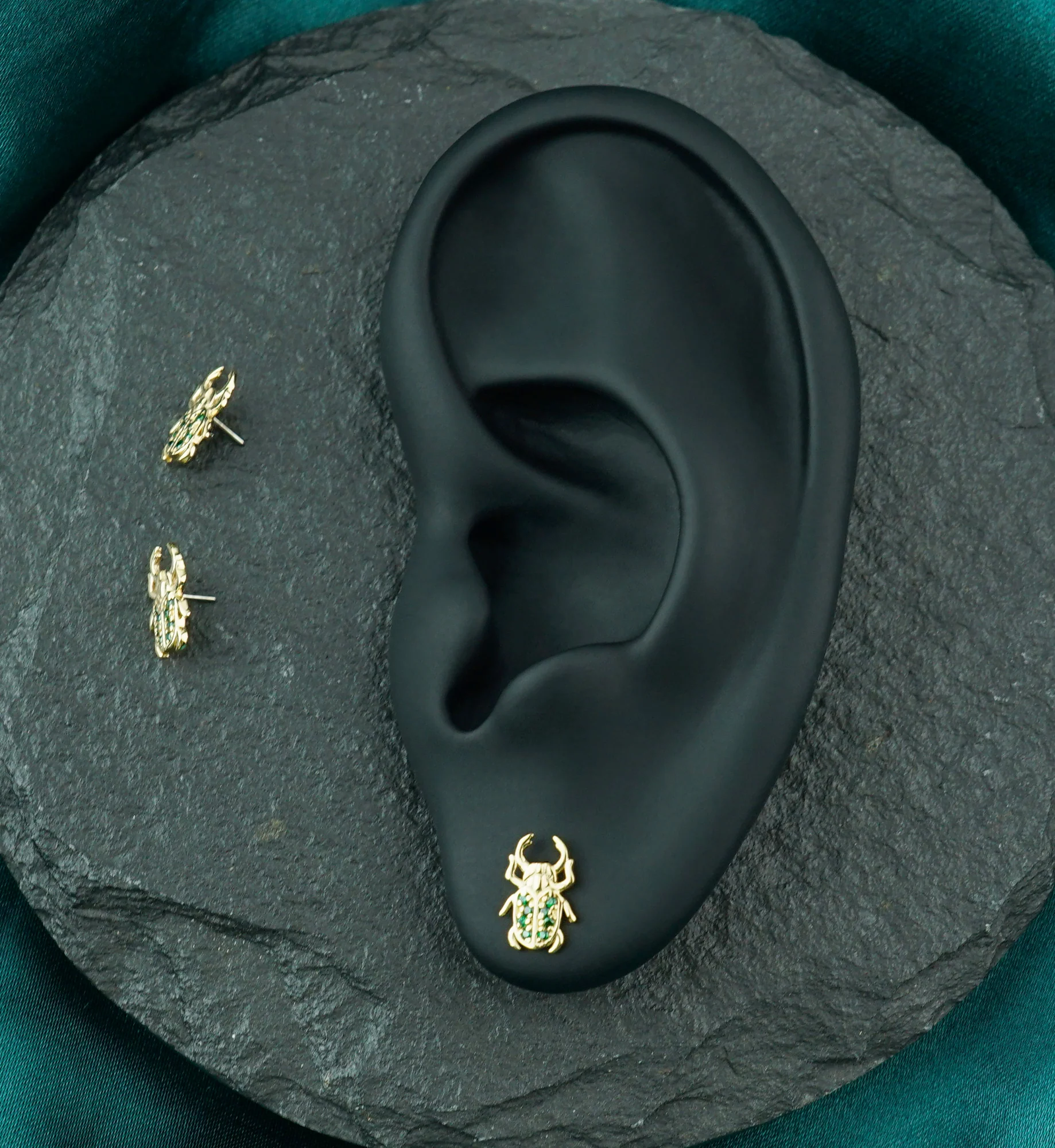 14kt Gold Beetle Emerald CZ Threadless Top - Image 3