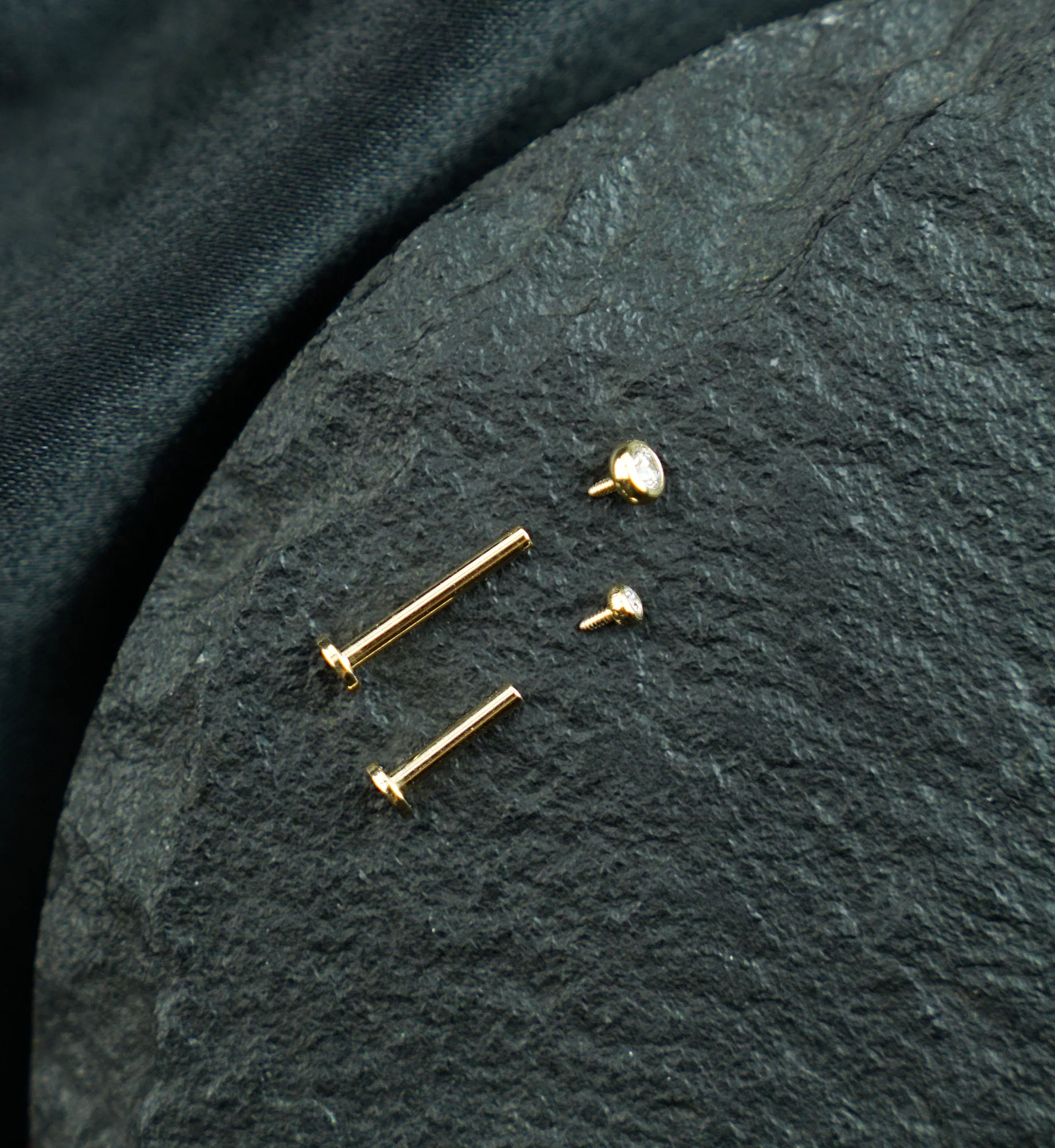 14kt Gold Bezel CZ Long Thread Internally Threaded Labret - Image 3