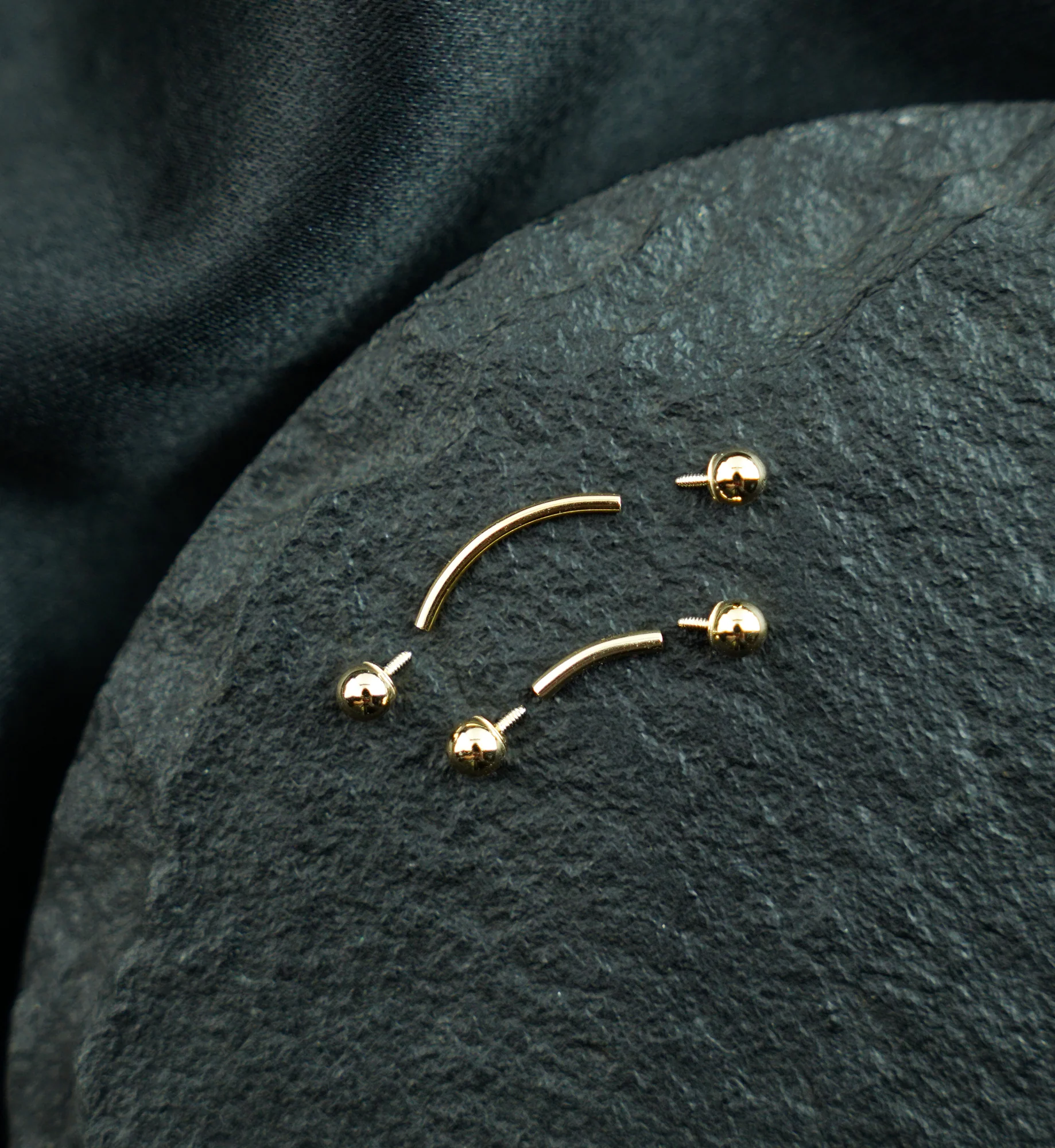 14kt Gold Long Thread Internally Threaded Curved Barbell - Image 3