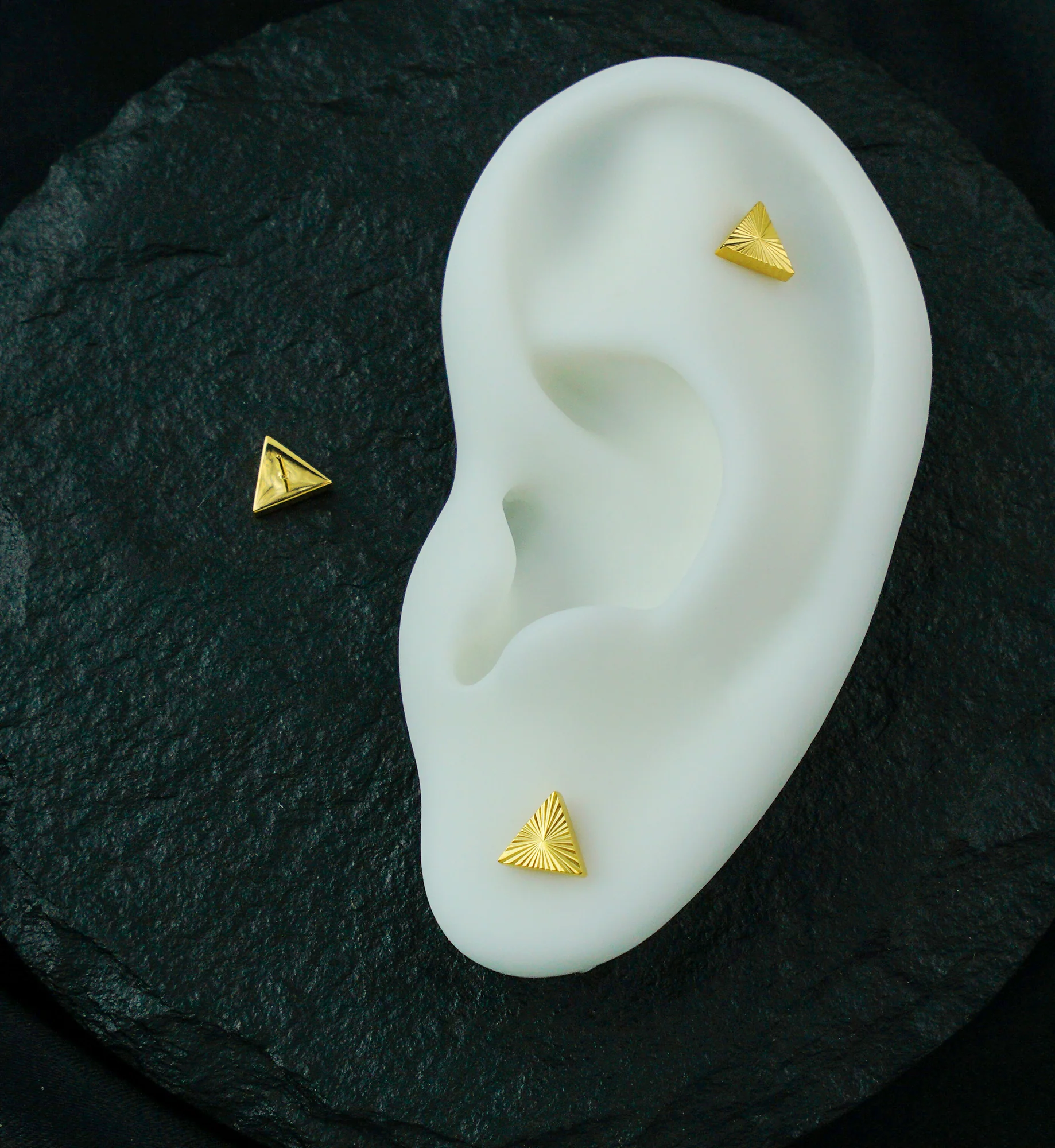 24kt Gold PVD Score Triangle Titanium Threadless Top - Image 2