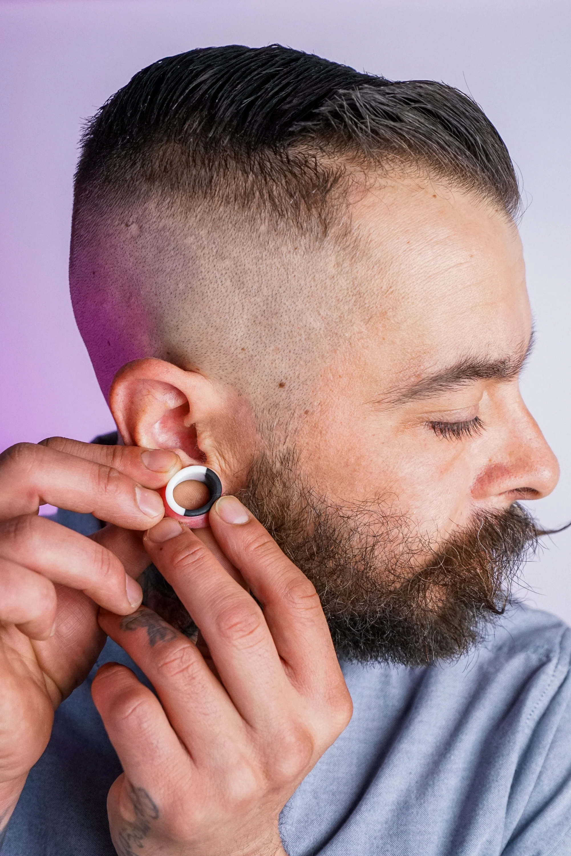 Black And White Double Flare Silicone Tunnel Plugs - Image 5