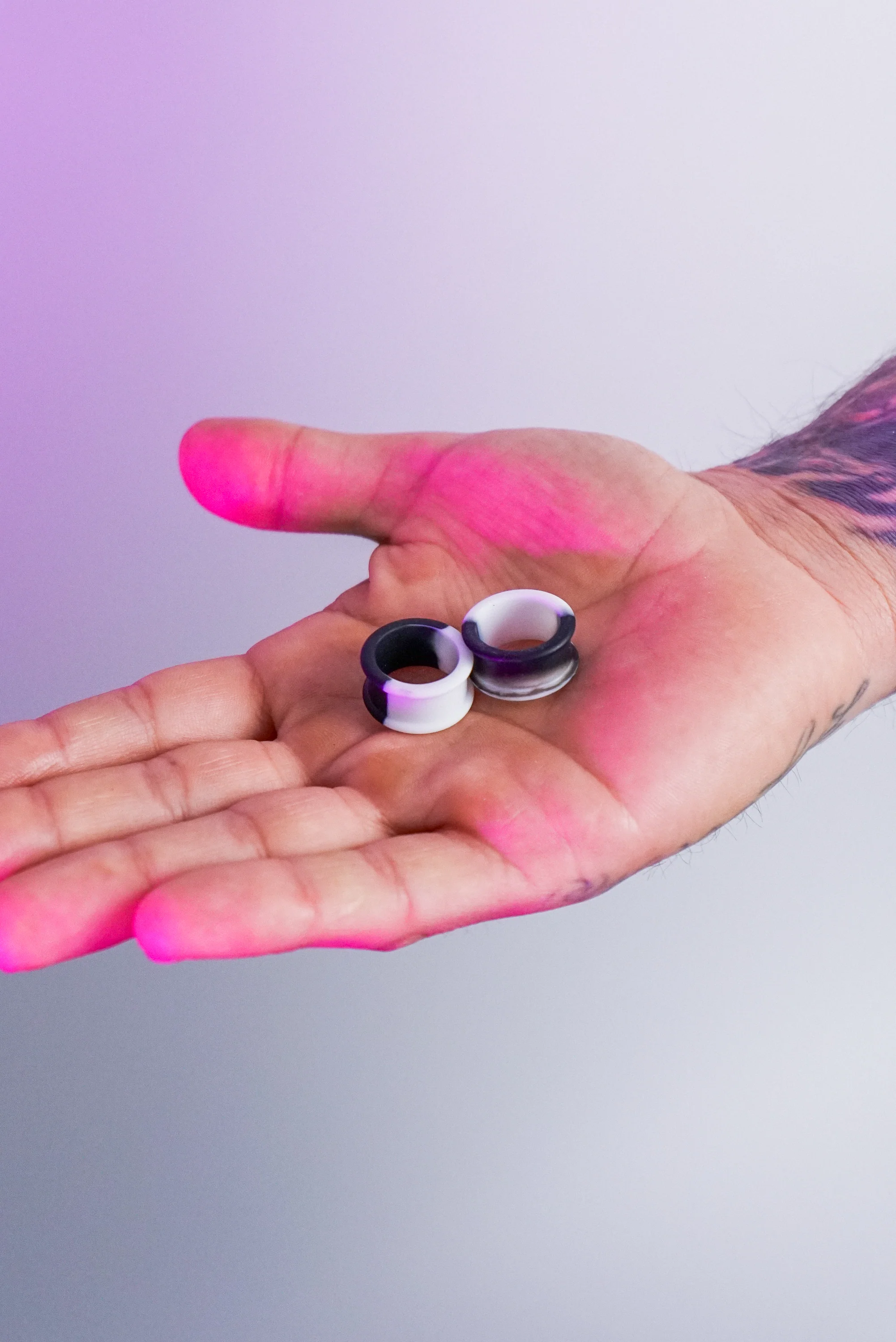 Black And White Double Flare Silicone Tunnel Plugs - Image 8