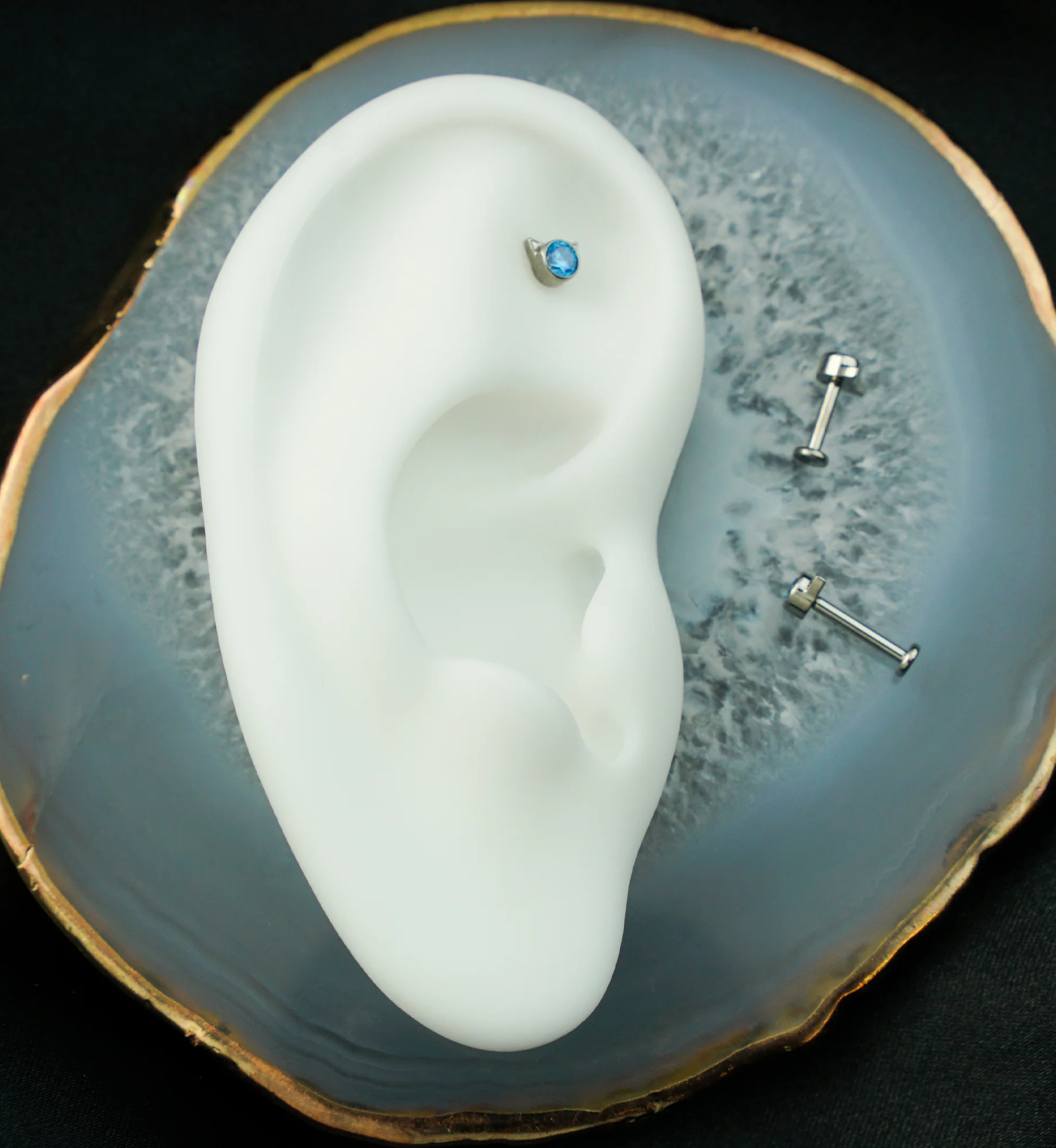 Cat Aqua CZ Internally Threaded Titanium Labret - Image 2