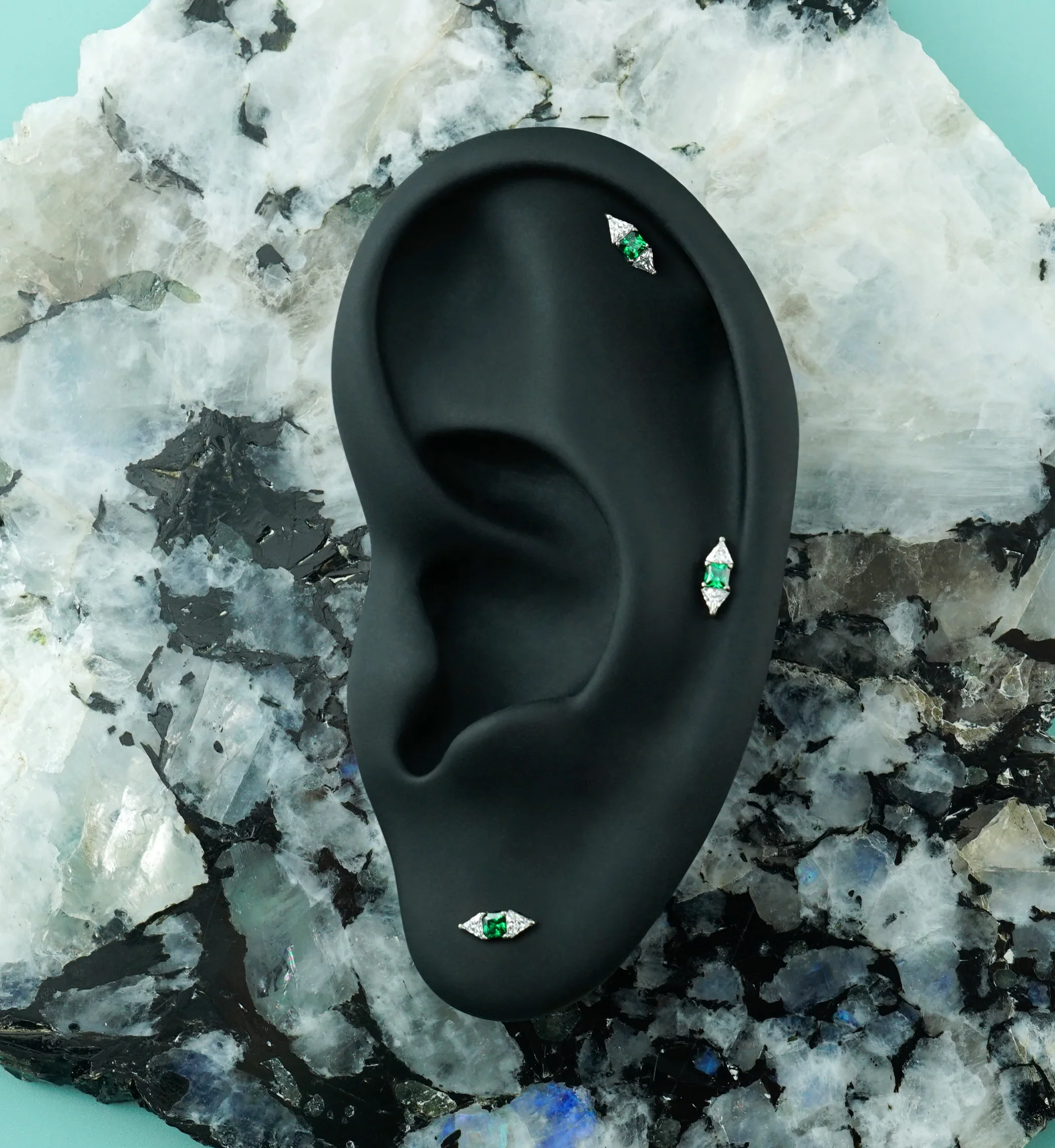 Double-Edged Emerald CZ Titanium Threadless Top - Image 2