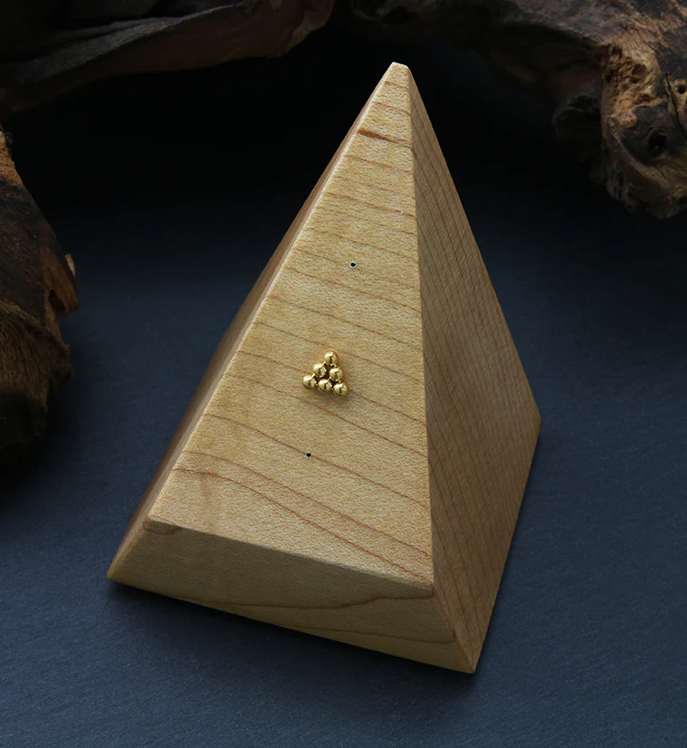 Gold PVD Beaded Pyramid Threadless Titanium Top - Image 2