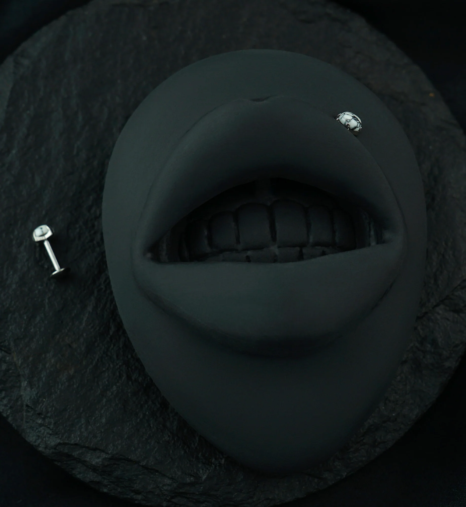 Howlite Stone Prong Top Internally Threaded Labret - Image 3