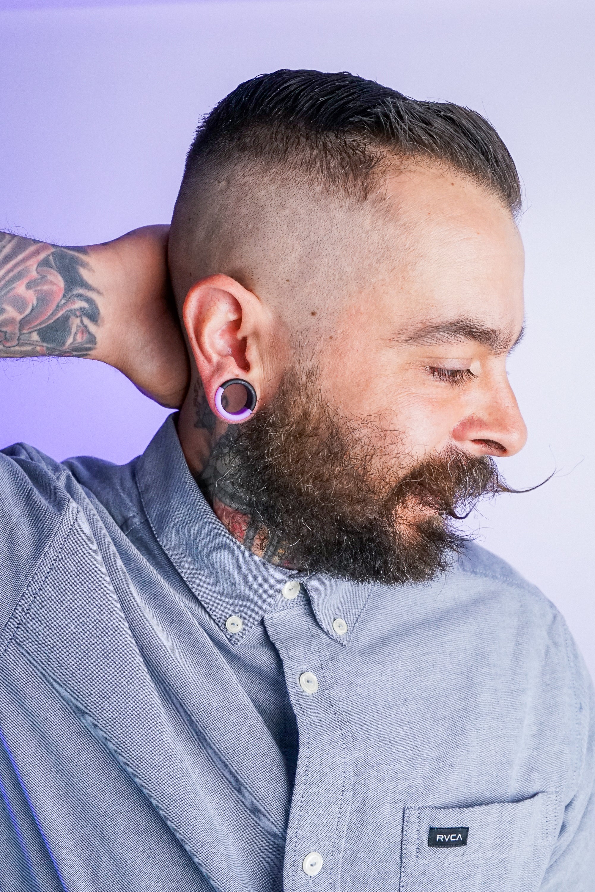 Lavender And Black Double Flare Silicone Tunnel Plugs - Image 4