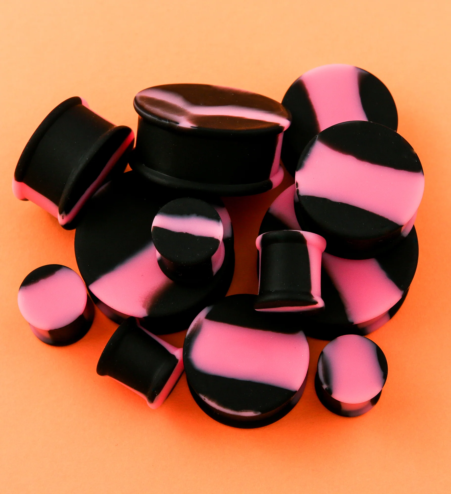 Pink And Black Double Flare Silicone Plugs - Image 2