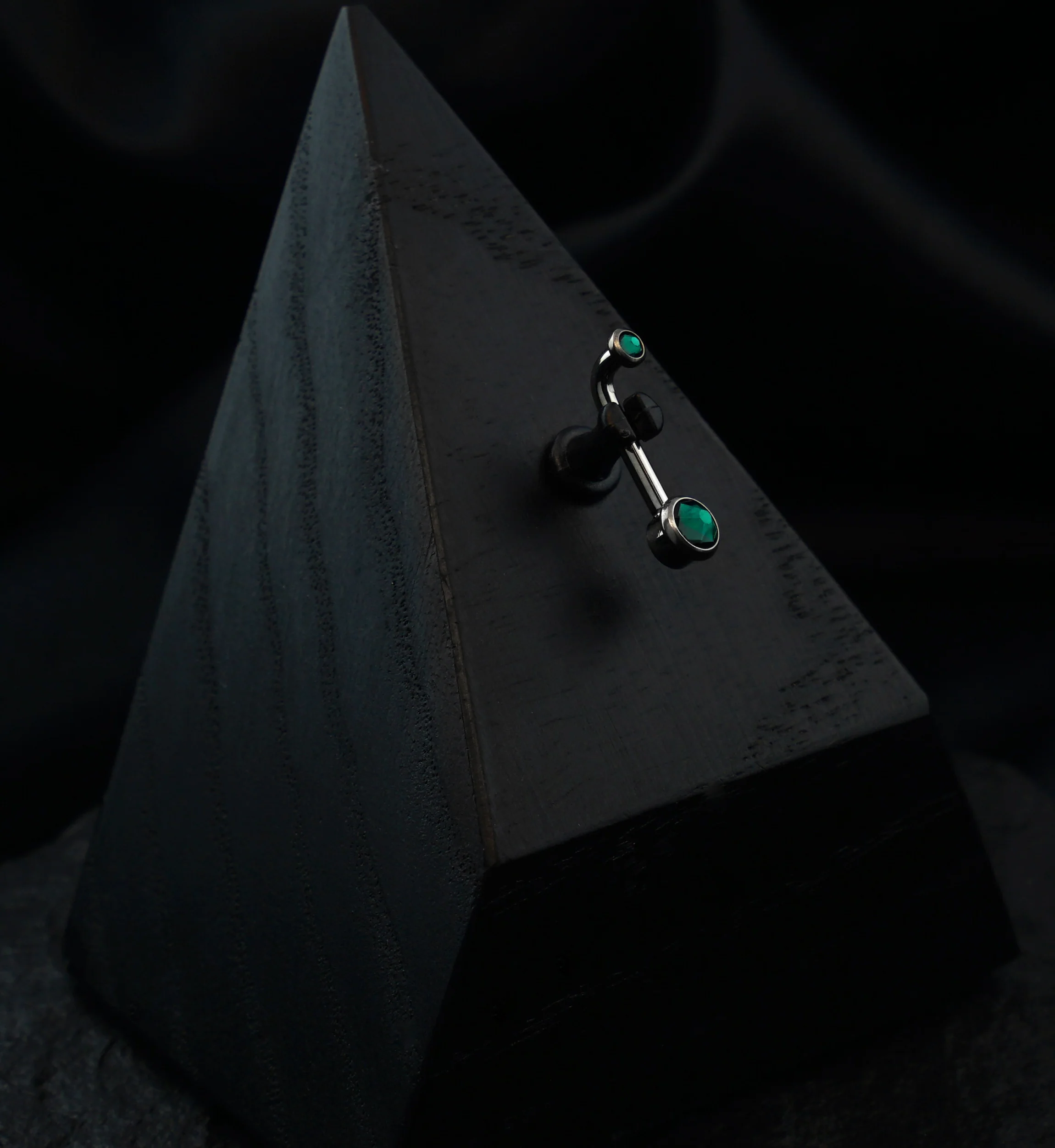 Vertical Clitoral Hood Emerald CZ Bar - Image 2